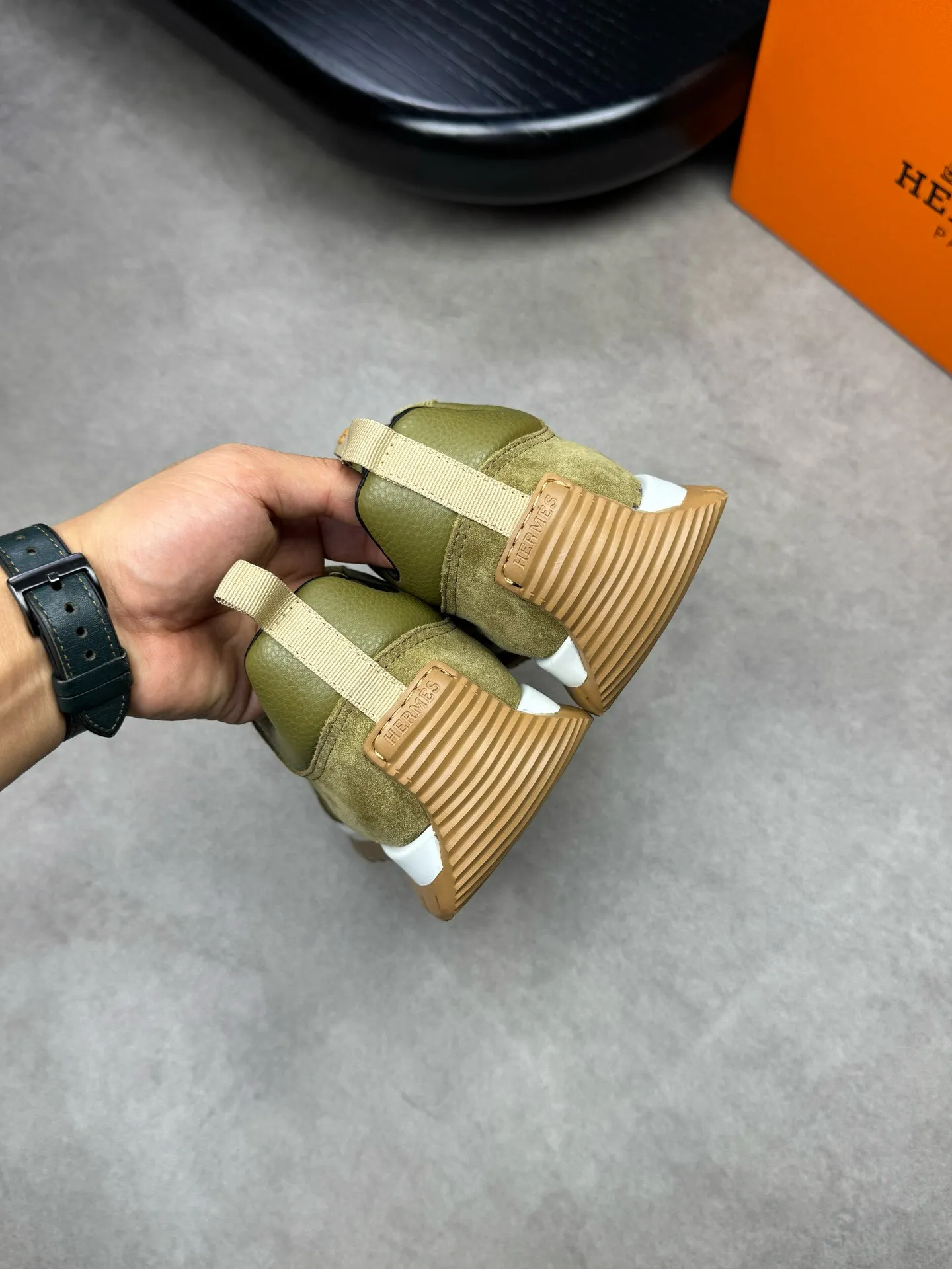 [HERMES] Hermes men's shoes 💰: 800💰 - High-end quality original items 🔍🔍🔍 casual sports shoes - Upper: 🔝 pebbled calfskin, suede calfskin, shoe body forged ´H´ totem, tongue webbing injection molded brand logo - Lining: brand canvas, foot pads; water-dyed cowhide -Outsole: Ultra-light T men's shoes 💰U foam; two-color molded outsole -Ultra-high quality control and fine workmanship: highlighted (high-end, extravagance, grade) -Size: 38-44 (45, can be customized)